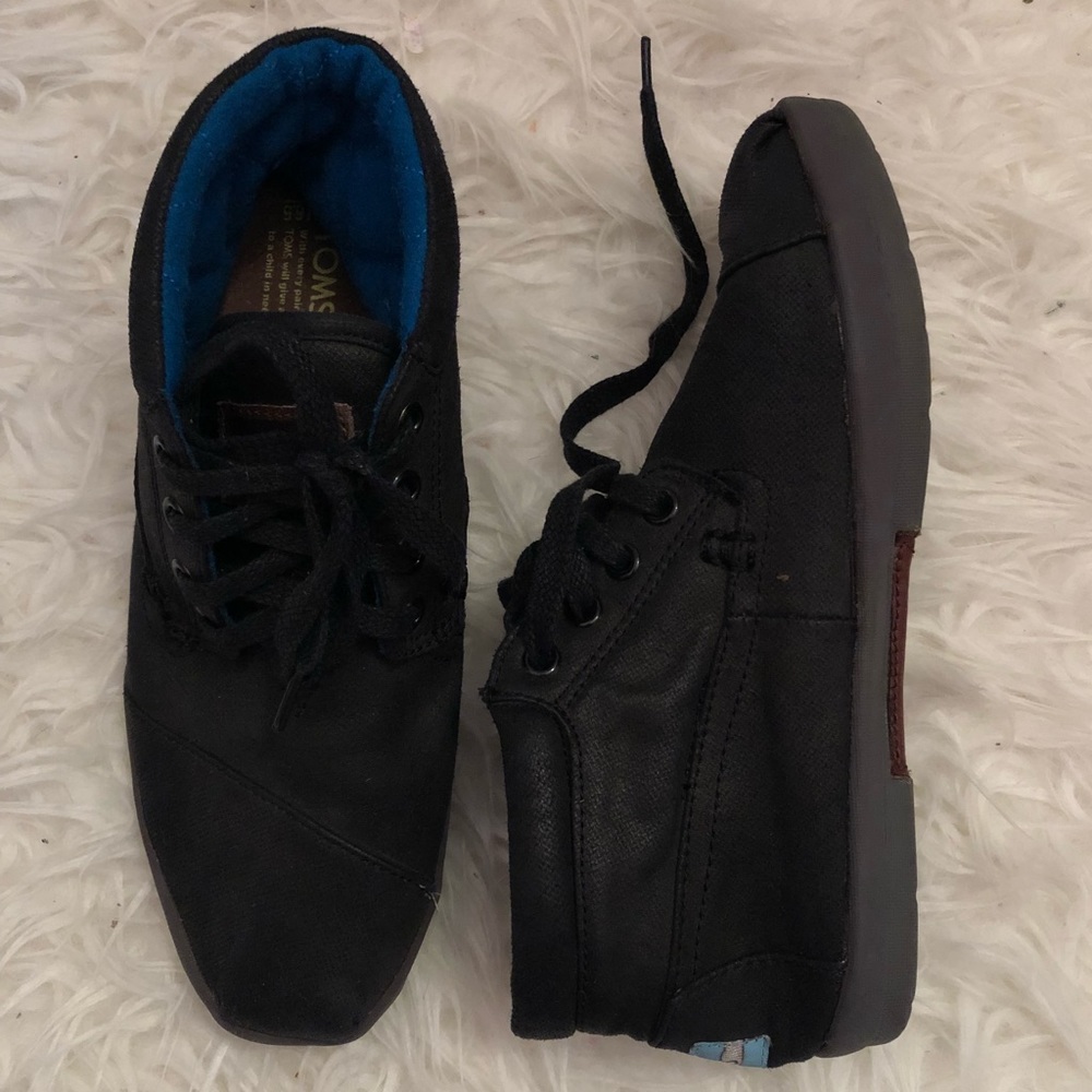 Like new! Toms Black lace ups sz. 6.5